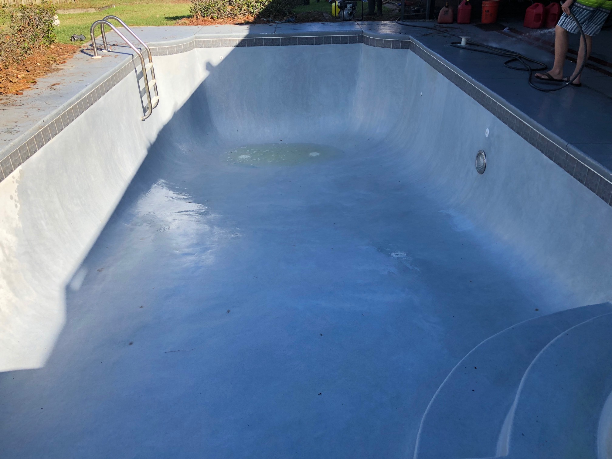 Cleaning a concrete pool with acid